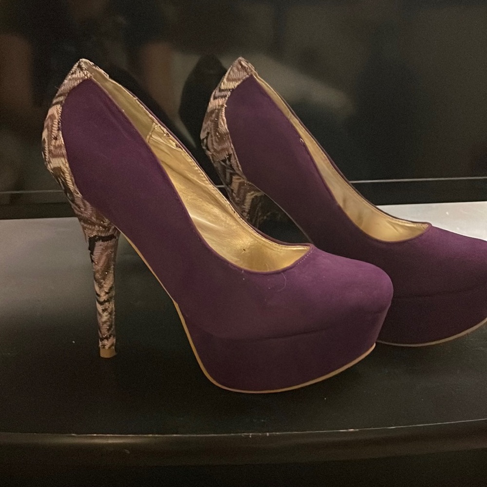 Velvet purple, multi colored pattern heels